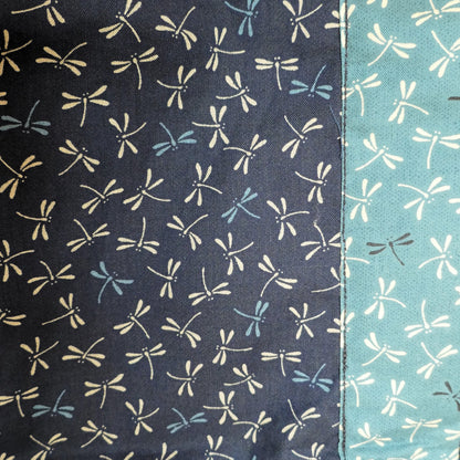  Zoom sur le tissu du haori japonais Full Tombo, imprimé de libellules blanches et bleues sur fond bleu nuit, couture artisanale visible.