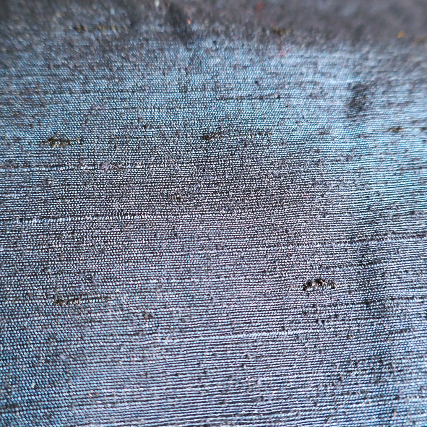 Gros plan sur la texture épaisse du tissu en soie d’un haori kimono pour homme