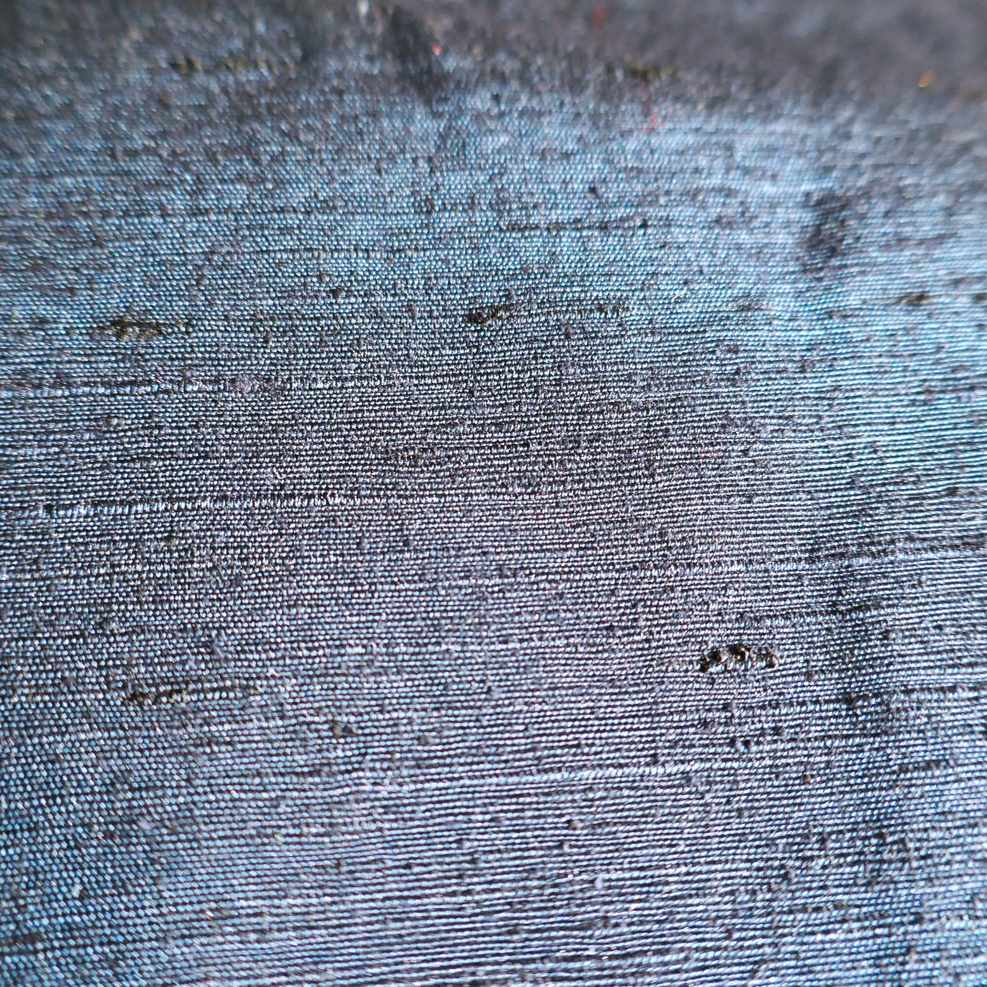 Gros plan sur la texture épaisse du tissu en soie d’un haori kimono pour homme